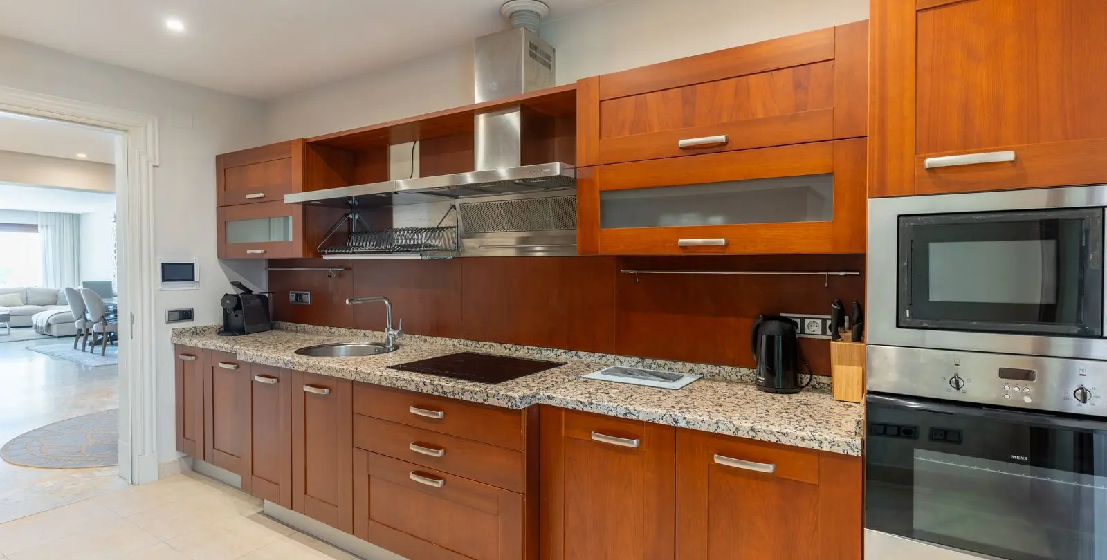Venta de apartamento en planta media en Los Monteros 30