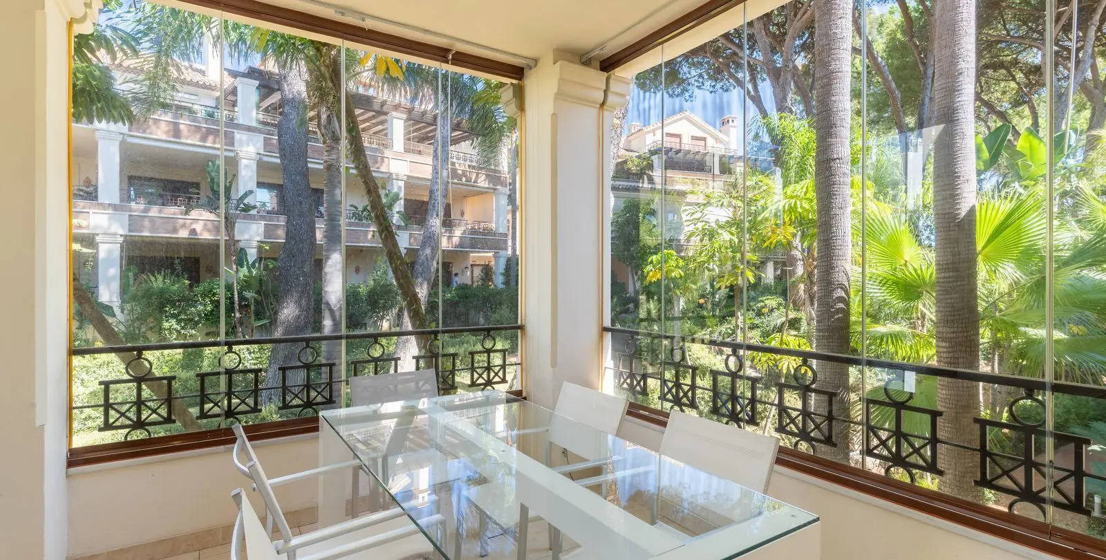 Venta de apartamento en planta media en Los Monteros 31