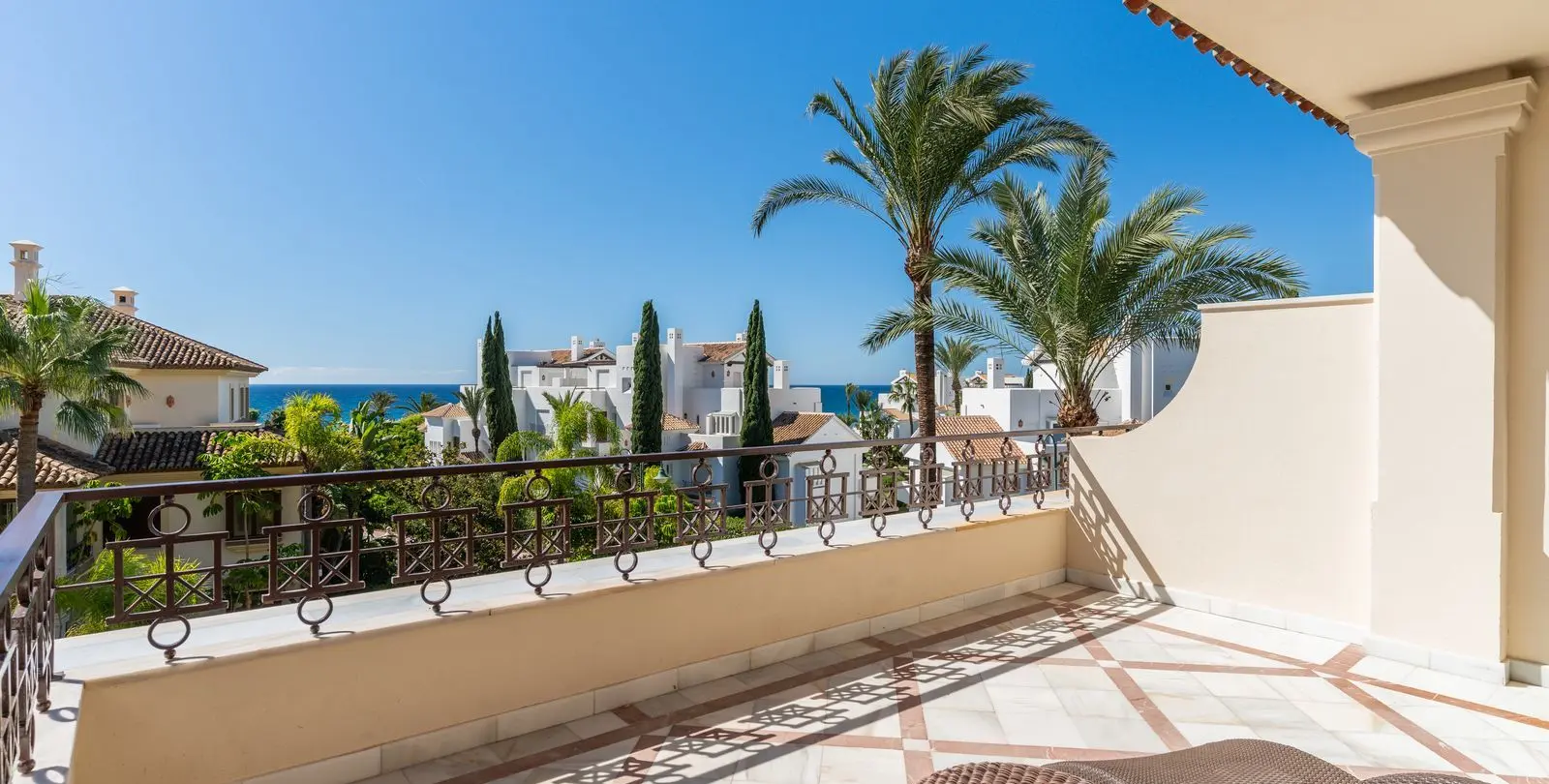 Venta de apartamento en planta media en Los Monteros 32
