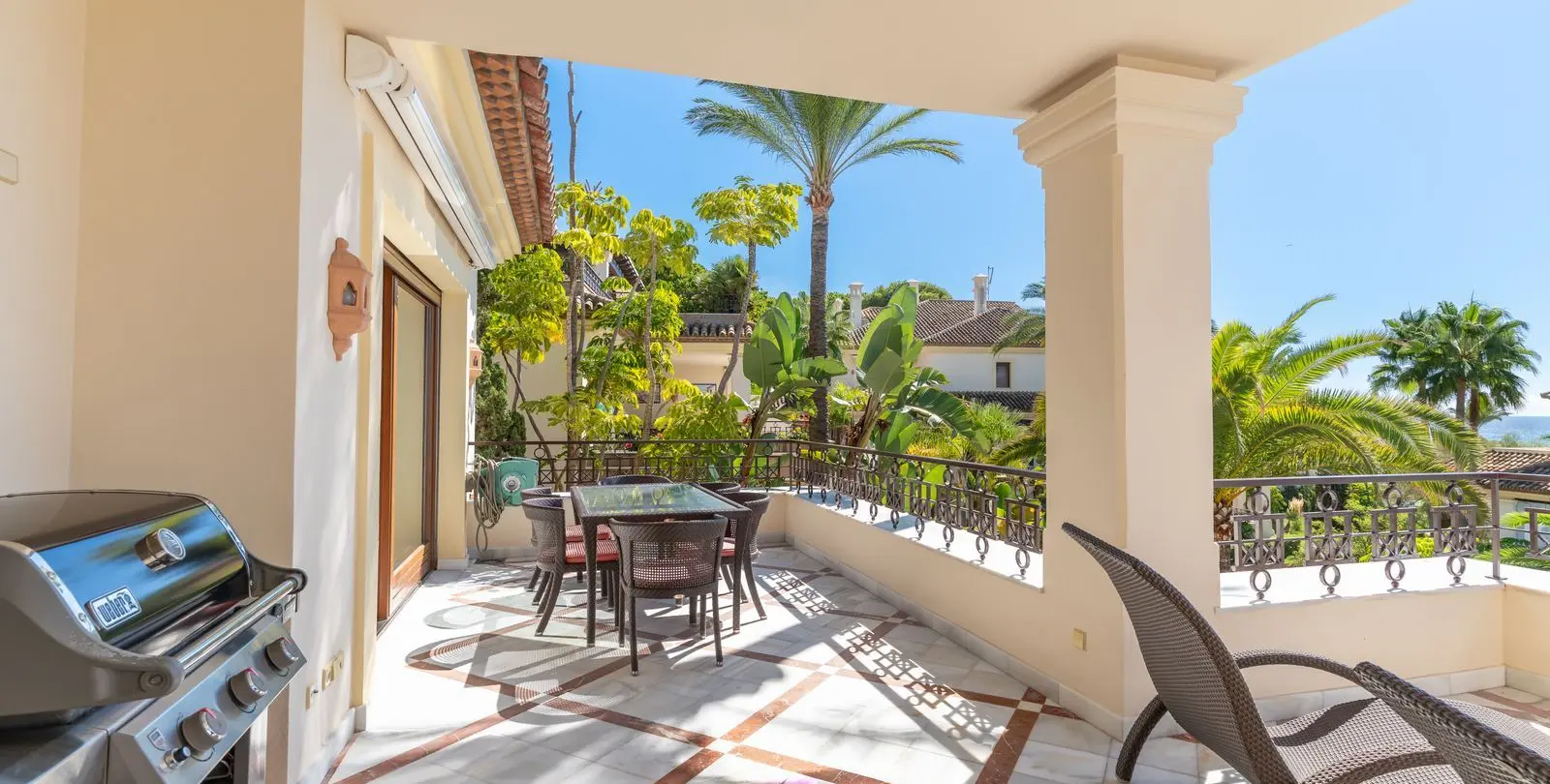 Venta de apartamento en planta media en Los Monteros 33