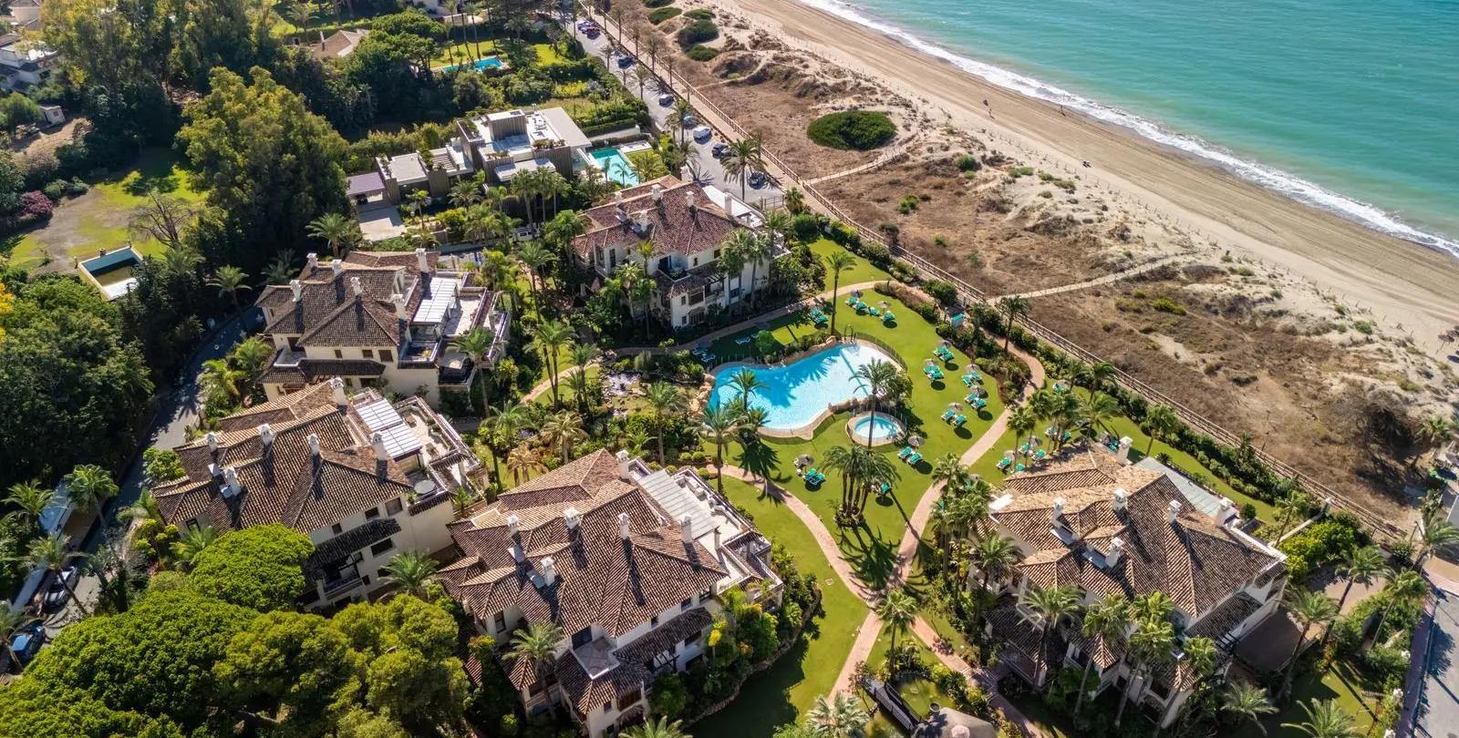 Venta de apartamento en planta media en Los Monteros 36