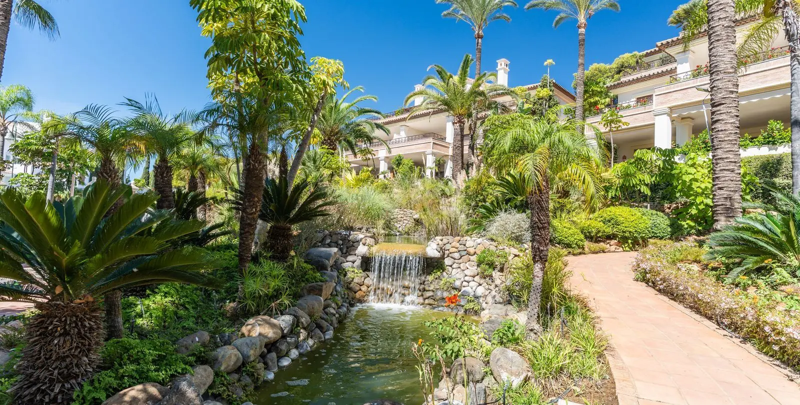 Venta de apartamento en planta media en Los Monteros 37