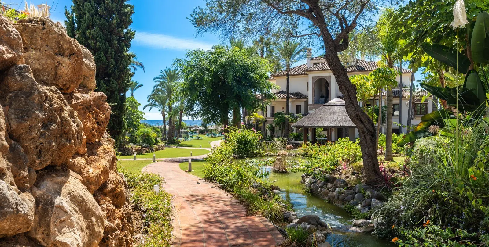 Venta de apartamento en planta media en Los Monteros 38