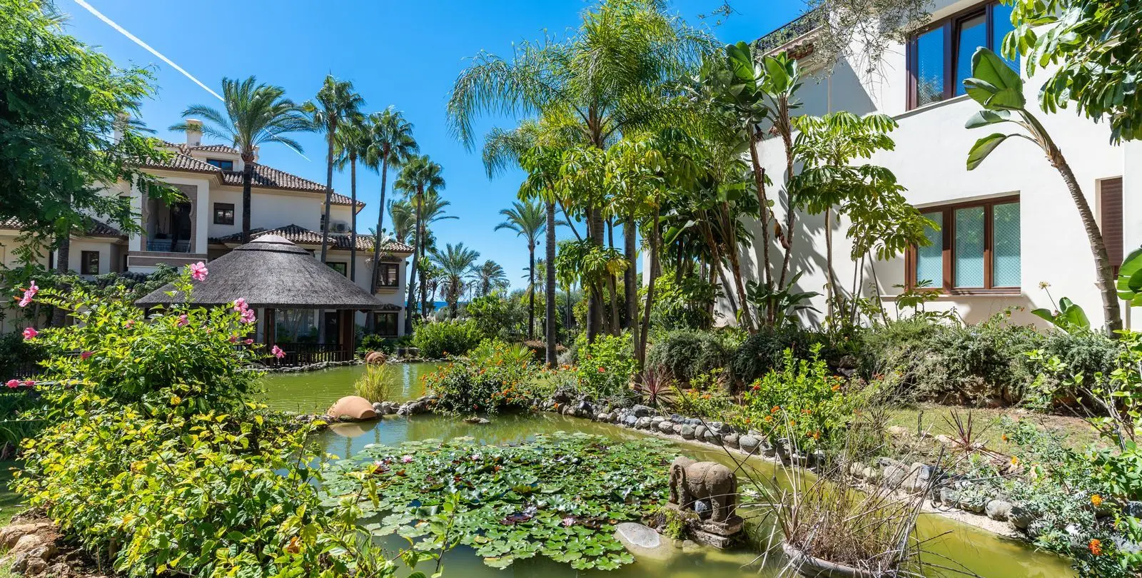 Venta de apartamento en planta media en Los Monteros 39