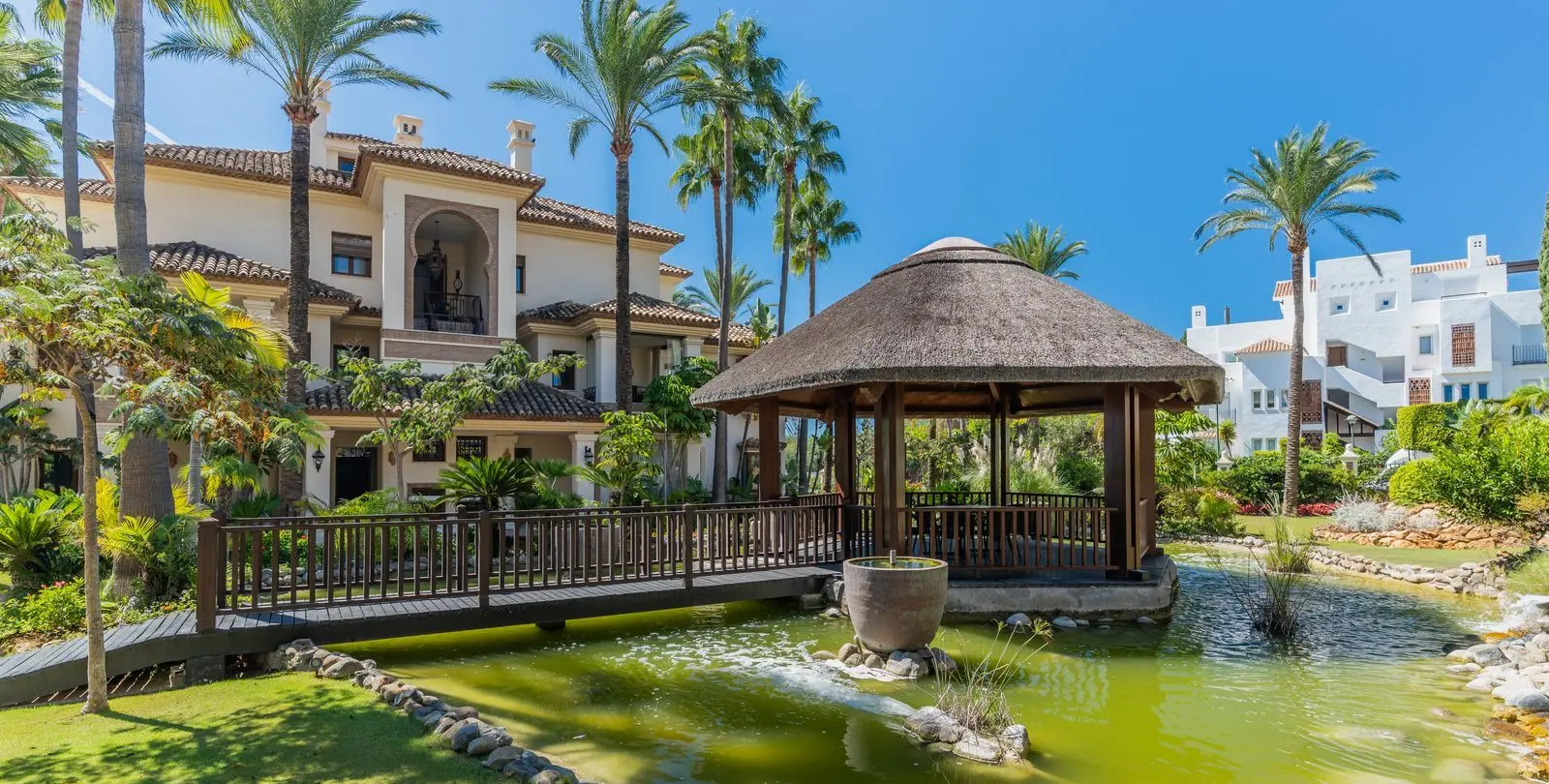 Venta de apartamento en planta media en Los Monteros 40