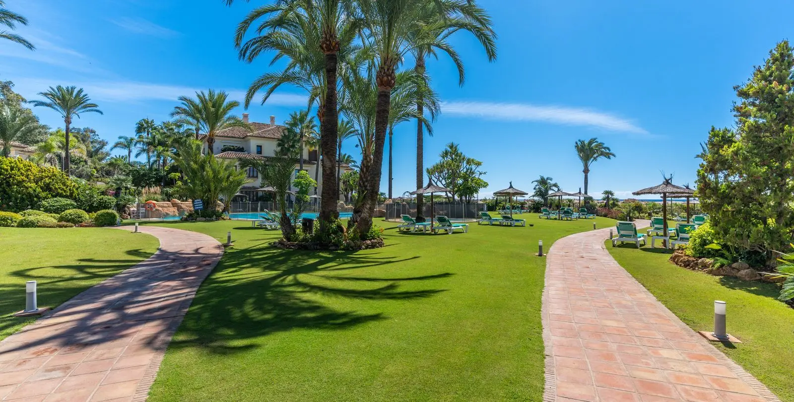 Venta de apartamento en planta media en Los Monteros 41