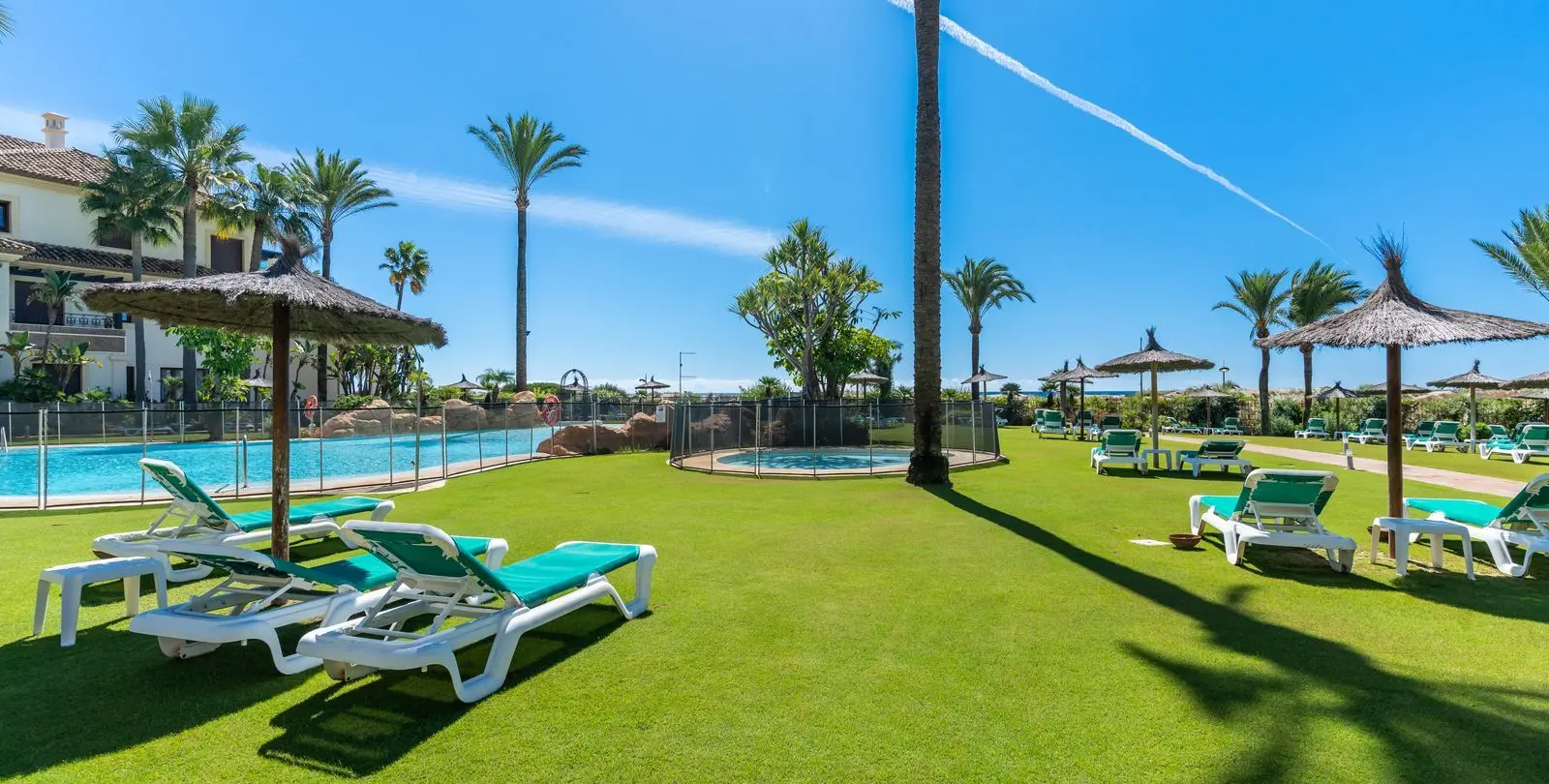 Venta de apartamento en planta media en Los Monteros 42