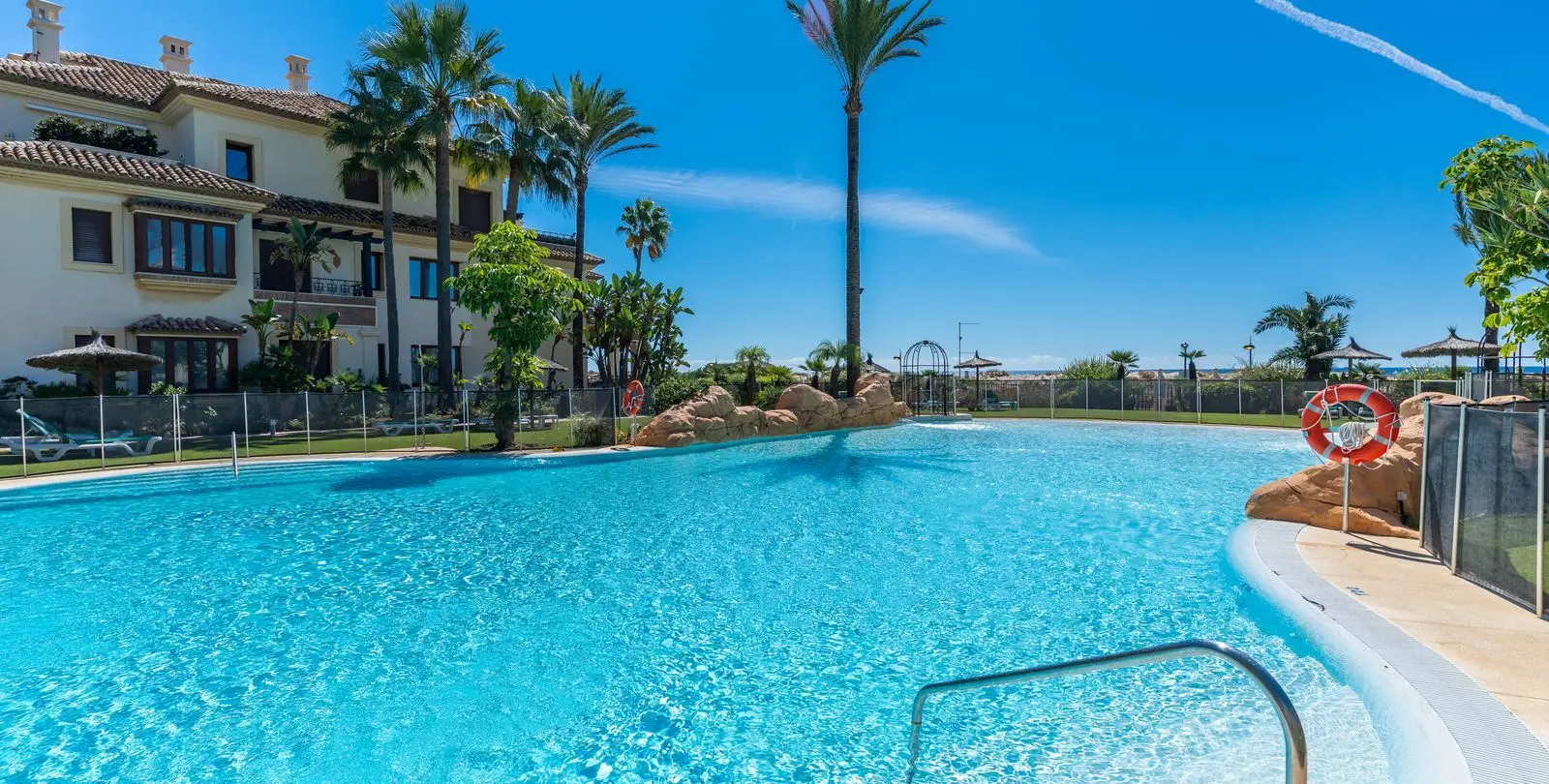 Venta de apartamento en planta media en Los Monteros 43