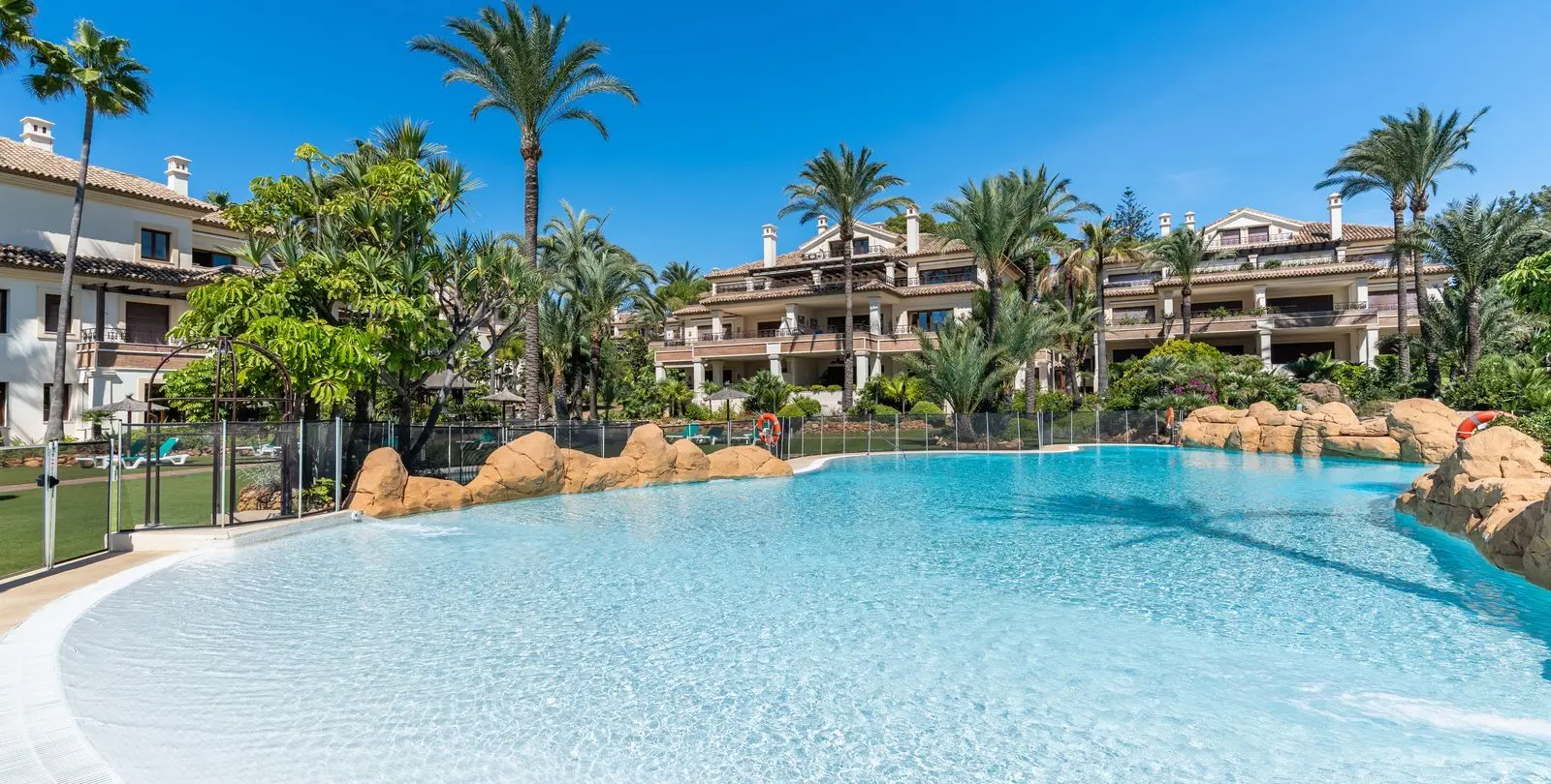Venta de apartamento en planta media en Los Monteros 44
