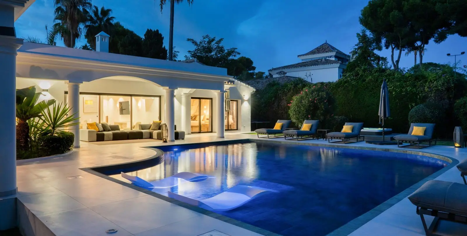 Venta de villa independiente en El Paraiso 28