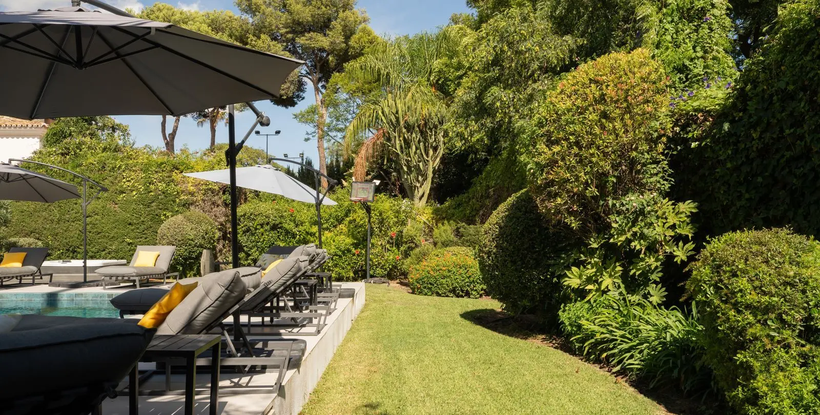 Venta de villa independiente en El Paraiso 38