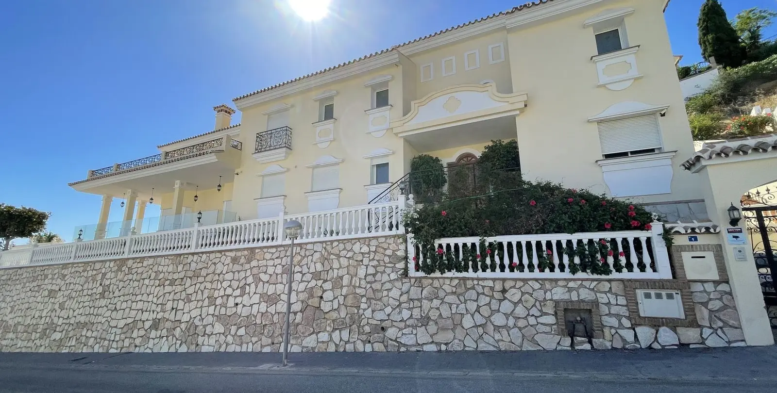 Venta de villa independiente en Riviera del Sol 1