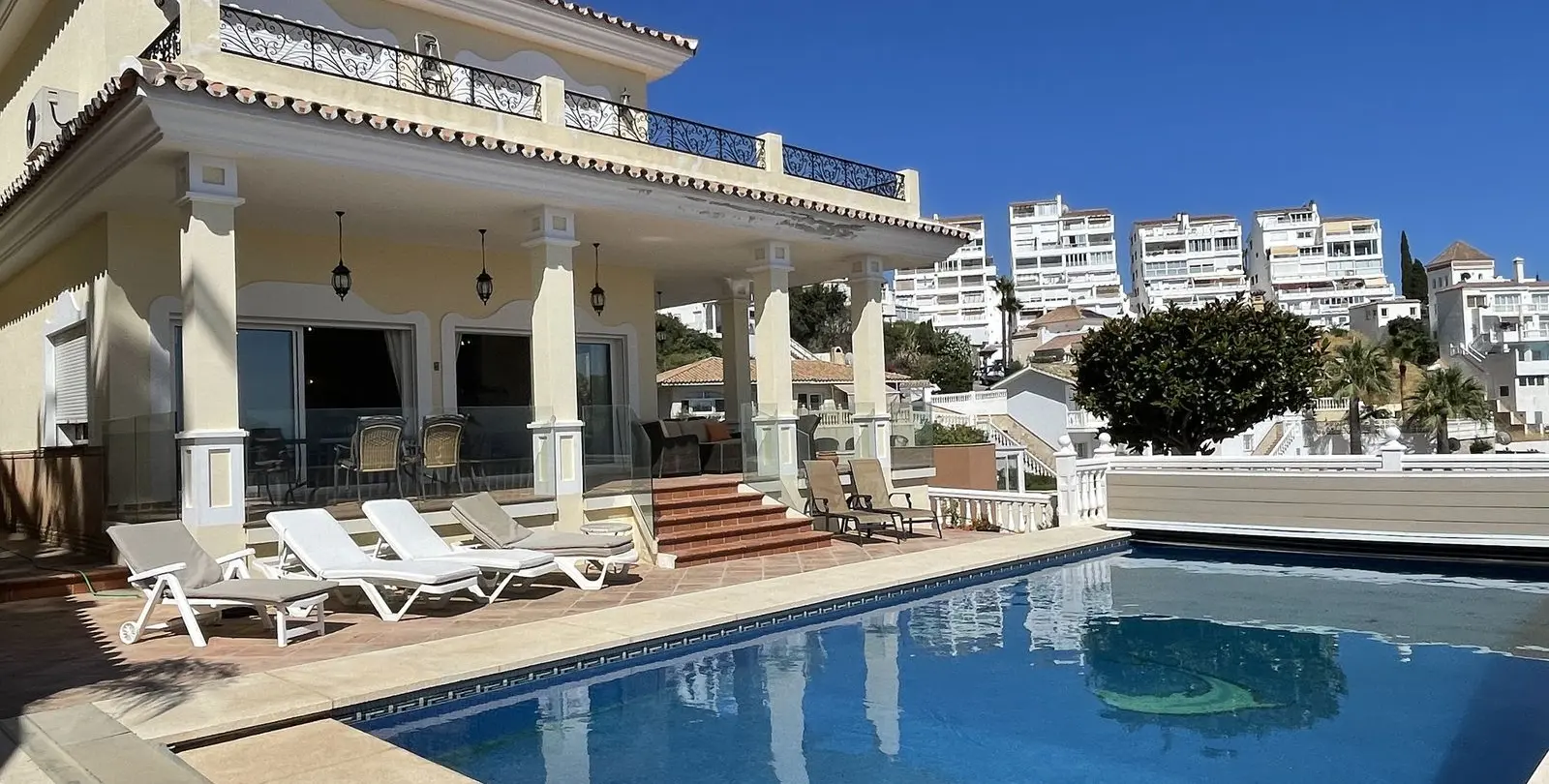 Venta de villa independiente en Riviera del Sol 2