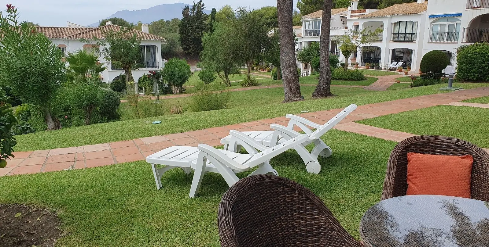 Sale of ground floor apartment in El Paraiso 35