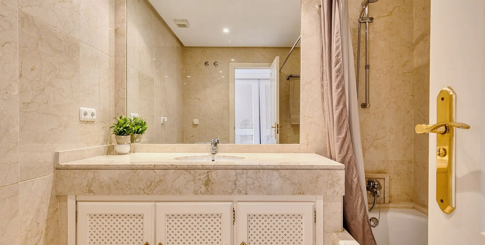 Sale of penthouse in Benahavís 27