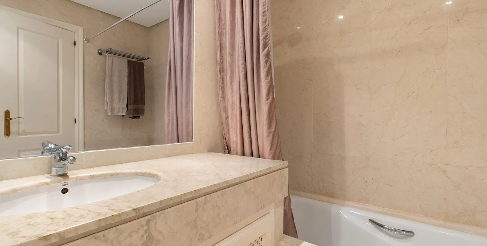 Sale of penthouse in Benahavís 29