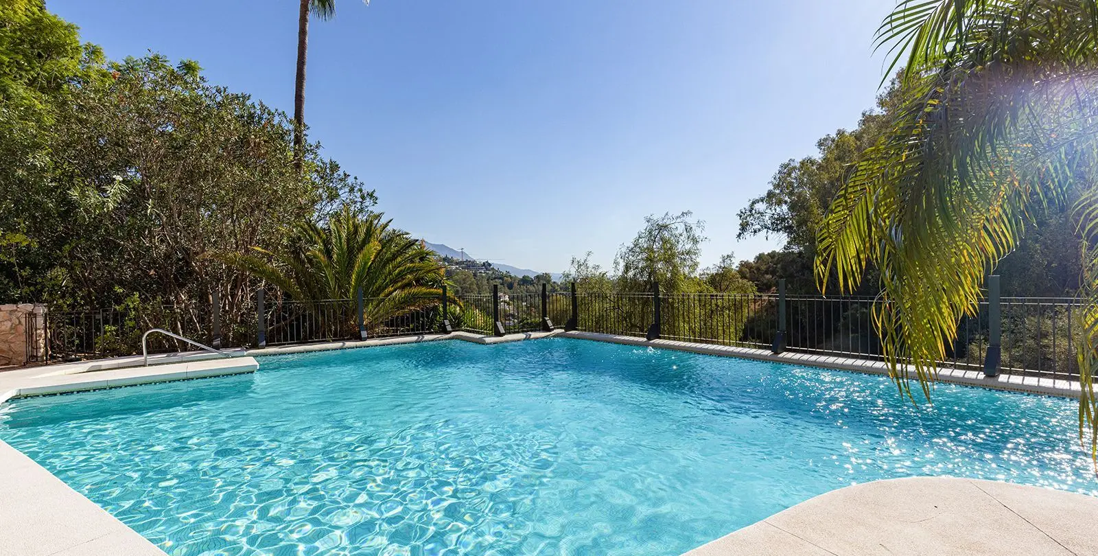Sale of penthouse in Benahavís 60