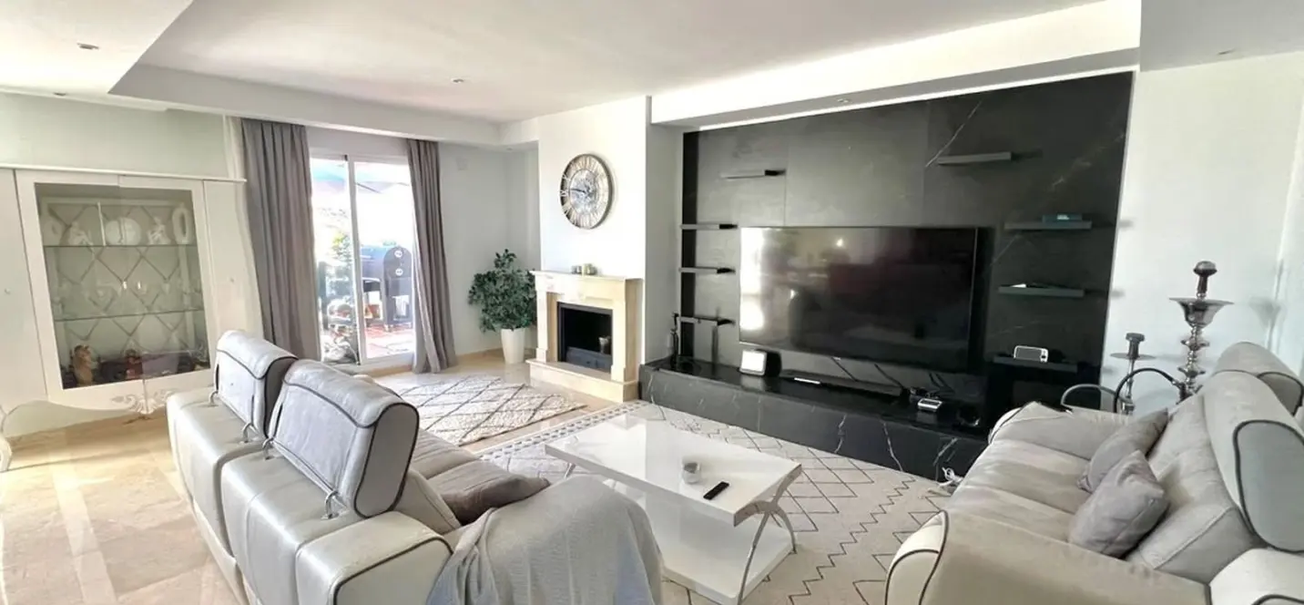 Sale of middle floor apartment in Nueva Andalucía 0