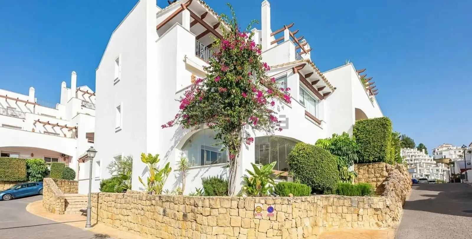 Sale of middle floor apartment in Nueva Andalucía 12