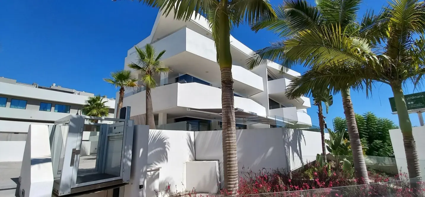 Sale of middle floor apartment in La Cala 1