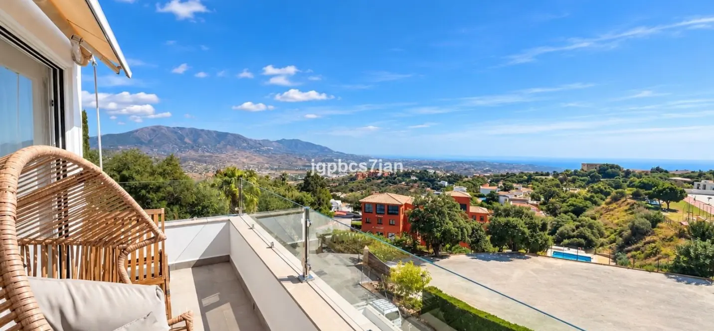 Sale of semi-detached house in La Mairena 1