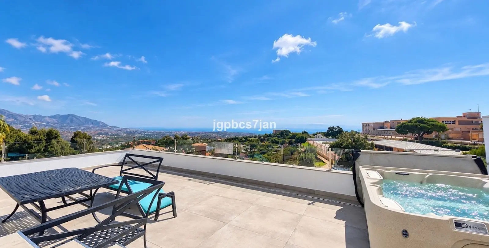 Sale of semi-detached house in La Mairena 3
