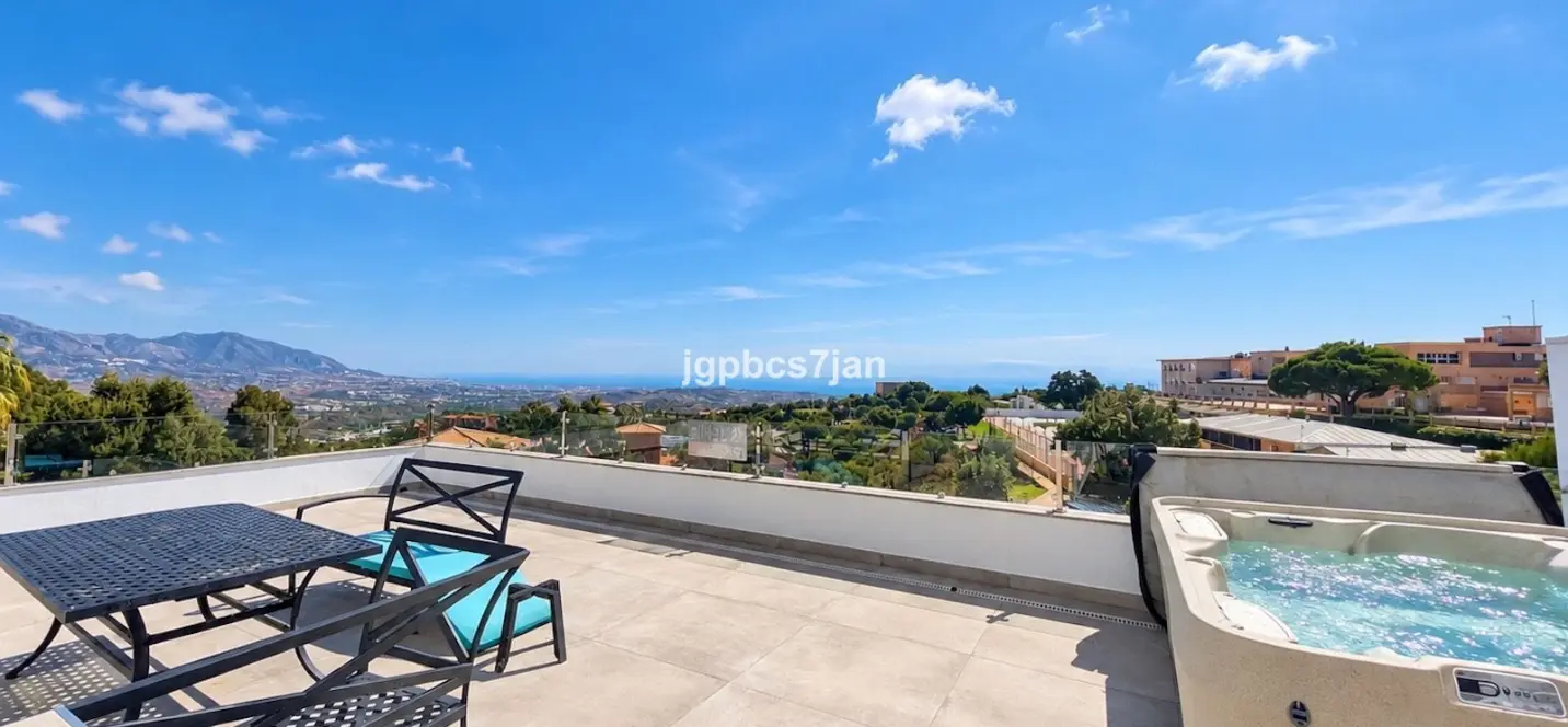 Sale of semi-detached house in La Mairena 2