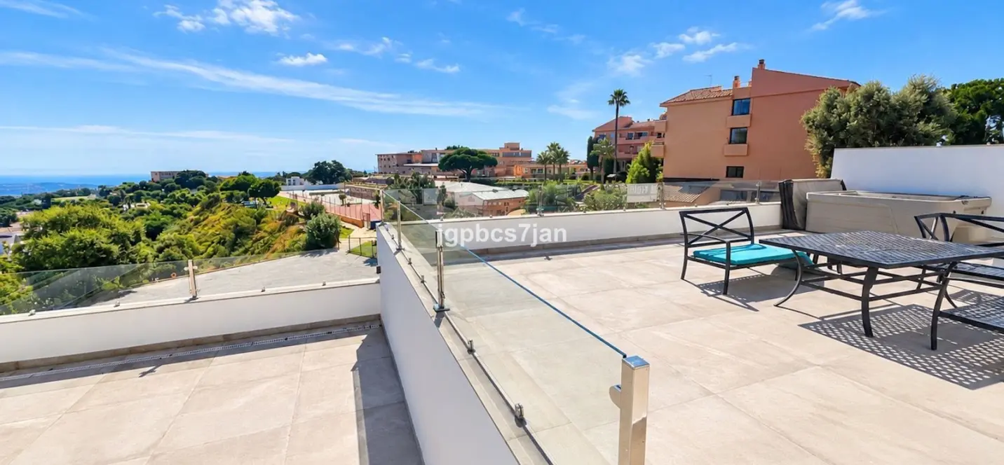 Sale of semi-detached house in La Mairena 4