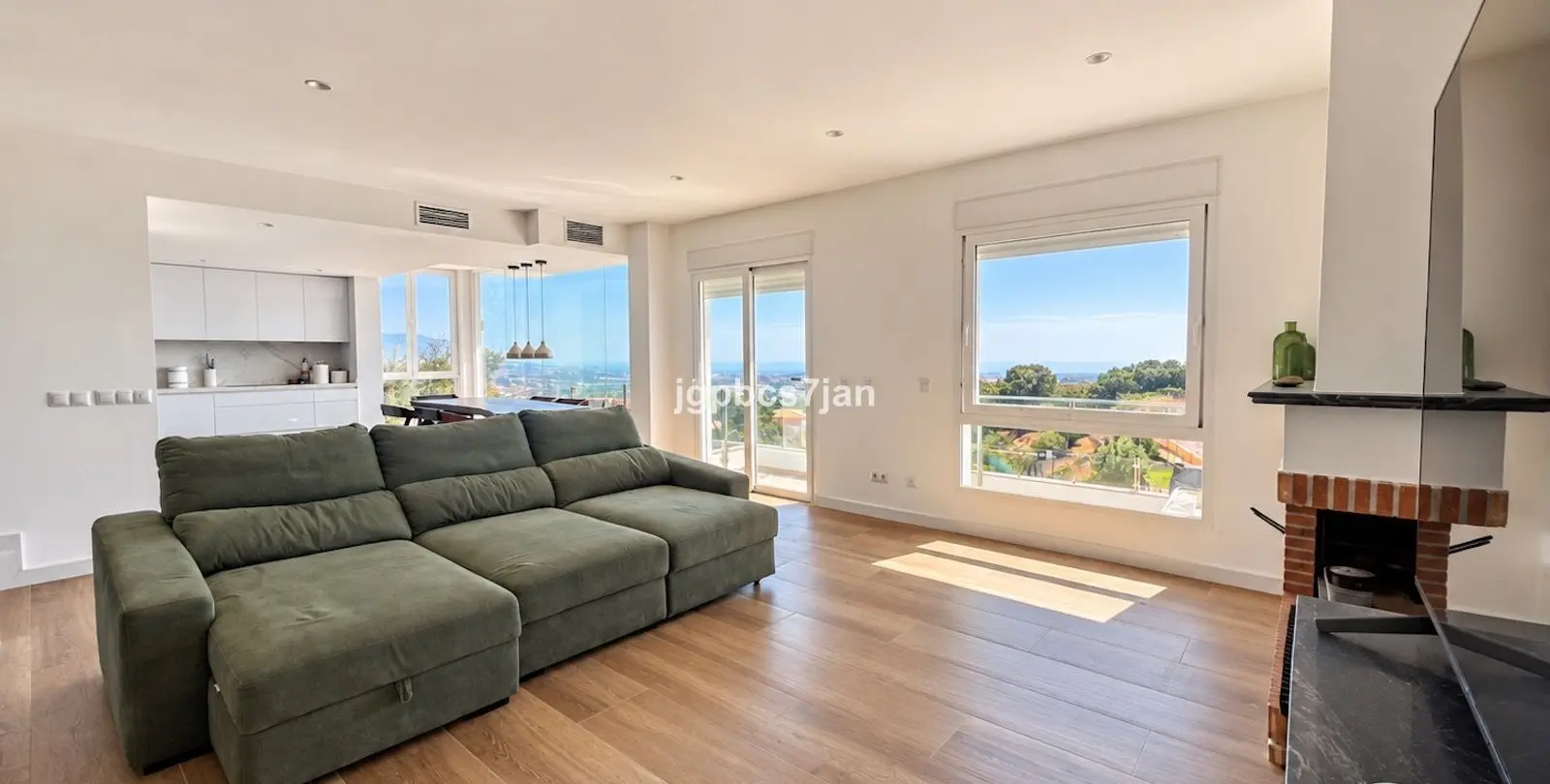 Sale of semi-detached house in La Mairena 7