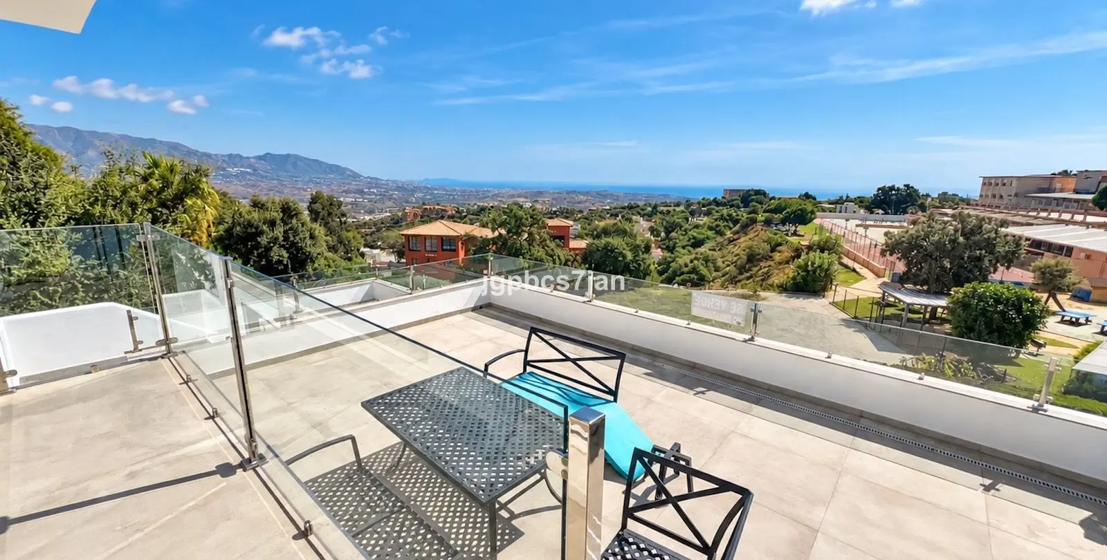 Sale of semi-detached house in La Mairena 9