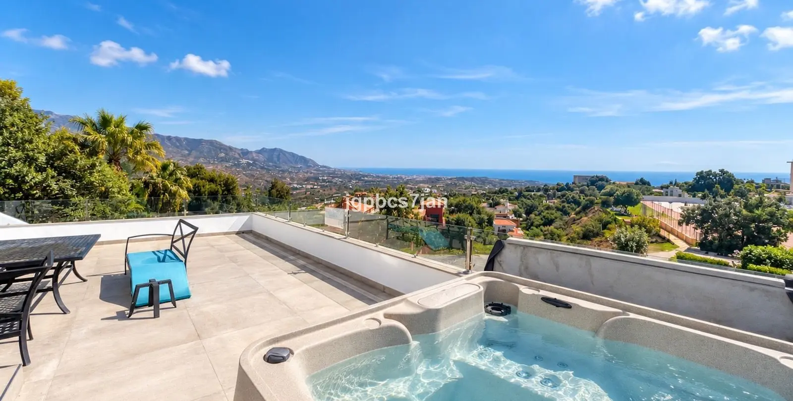 Sale of semi-detached house in La Mairena 12