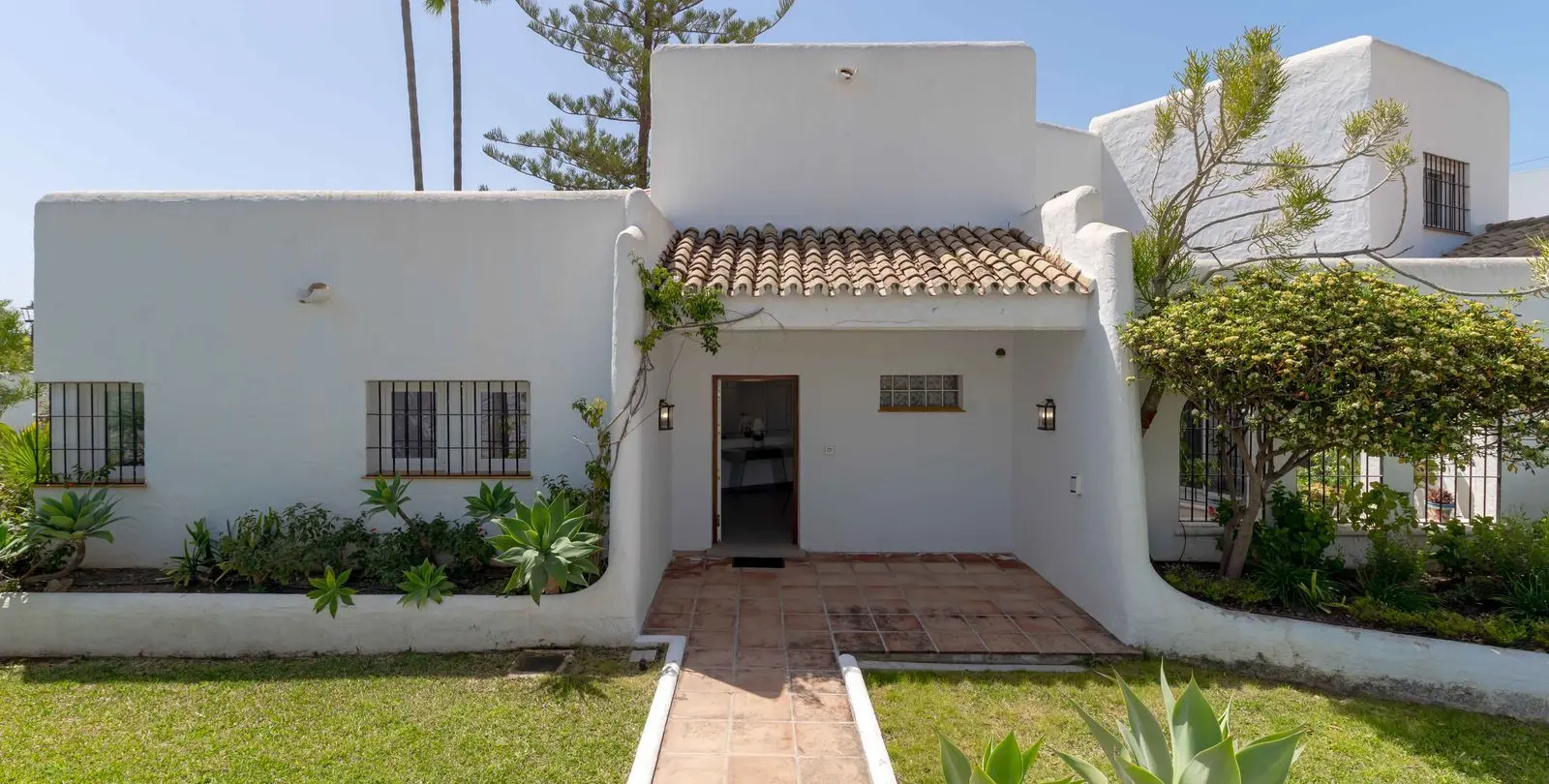Sale of detached villa in Bel Air 6