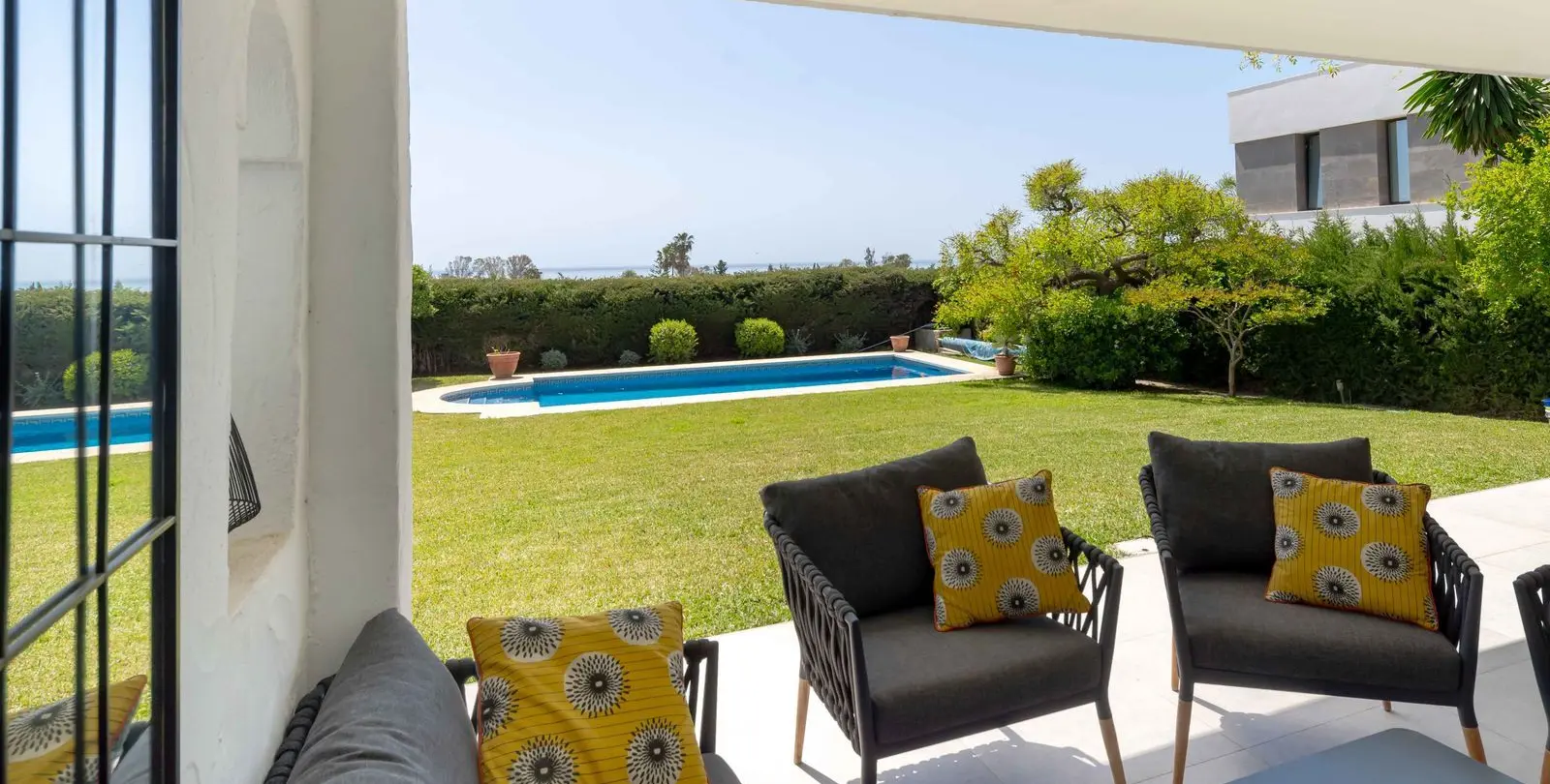 Sale of detached villa in Bel Air 17