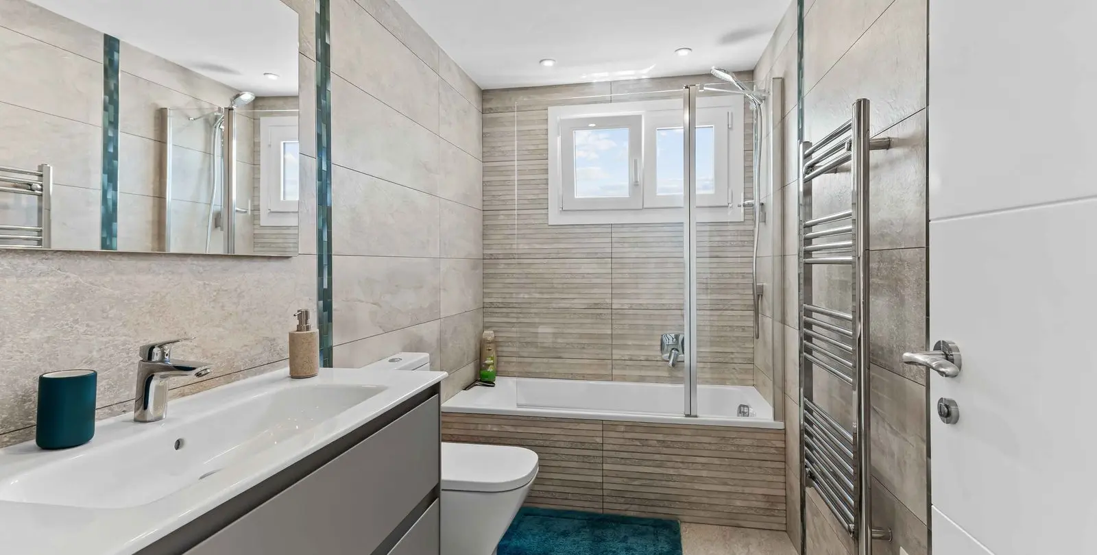 Sale of detached villa in Bel Air 23
