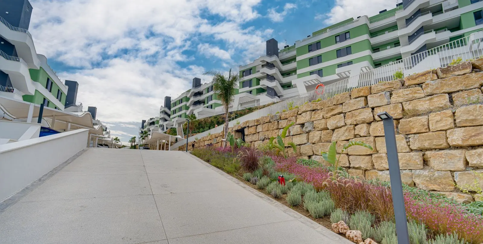 Venta de apartamento en planta media en Calanova Golf 27