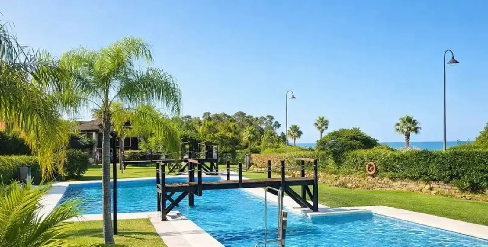 Venta de apartamento en planta media en Estepona 2
