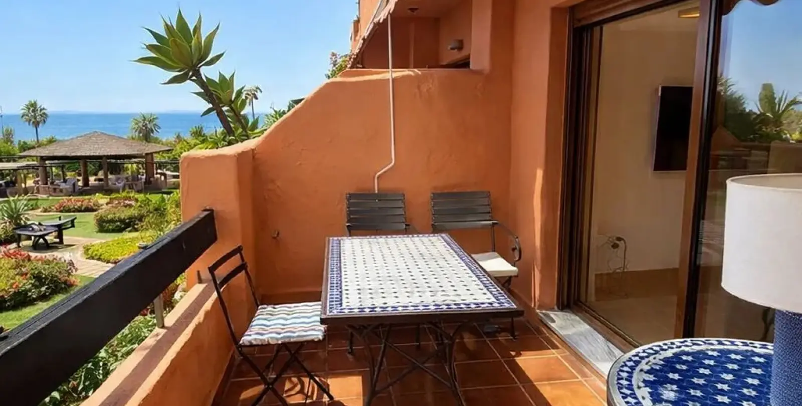 Venta de apartamento en planta media en Estepona 5