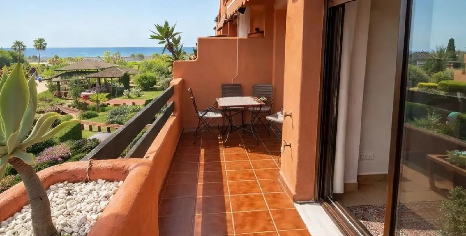 Venta de apartamento en planta media en Estepona 6