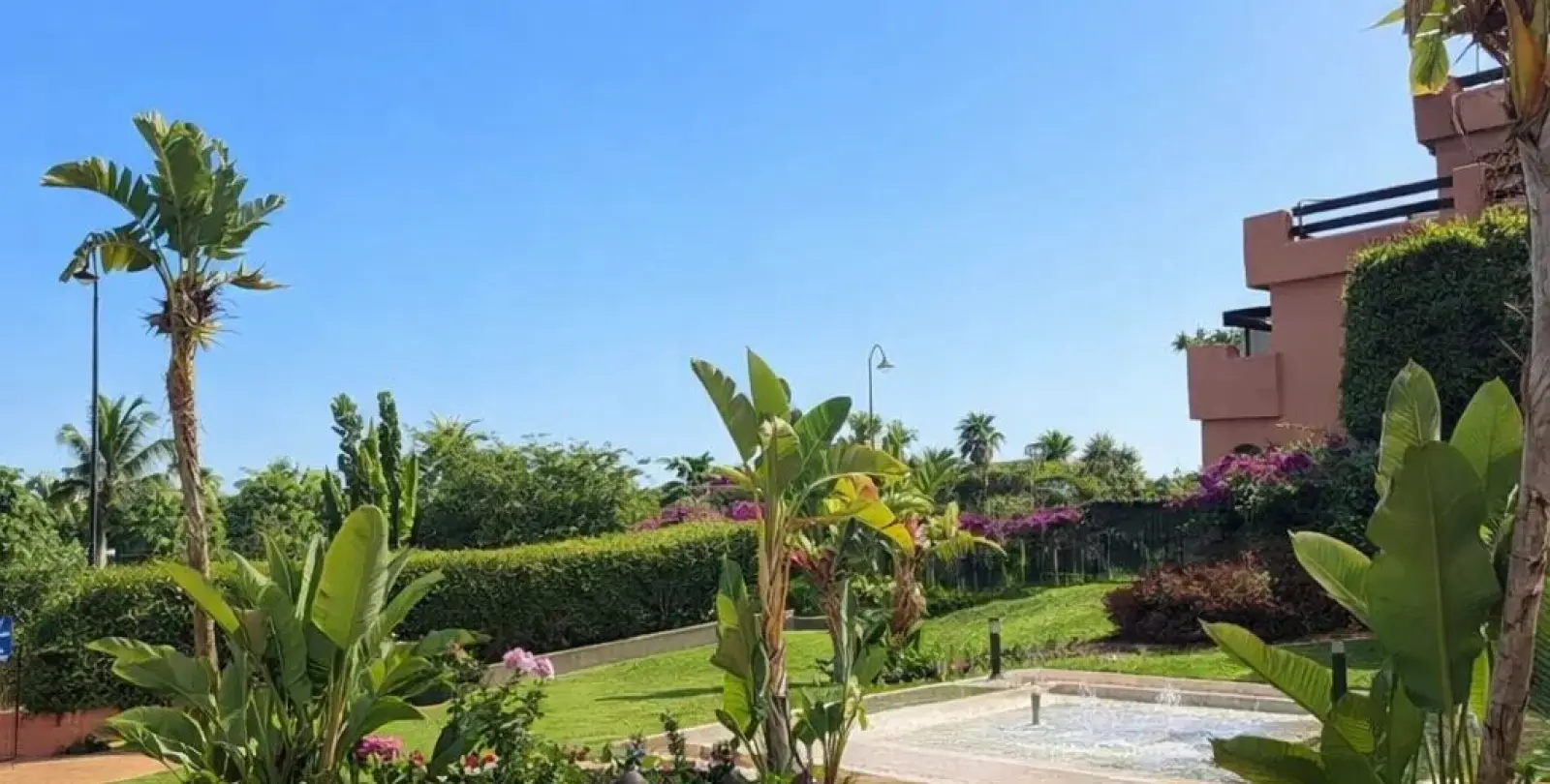 Venta de apartamento en planta media en Estepona 11