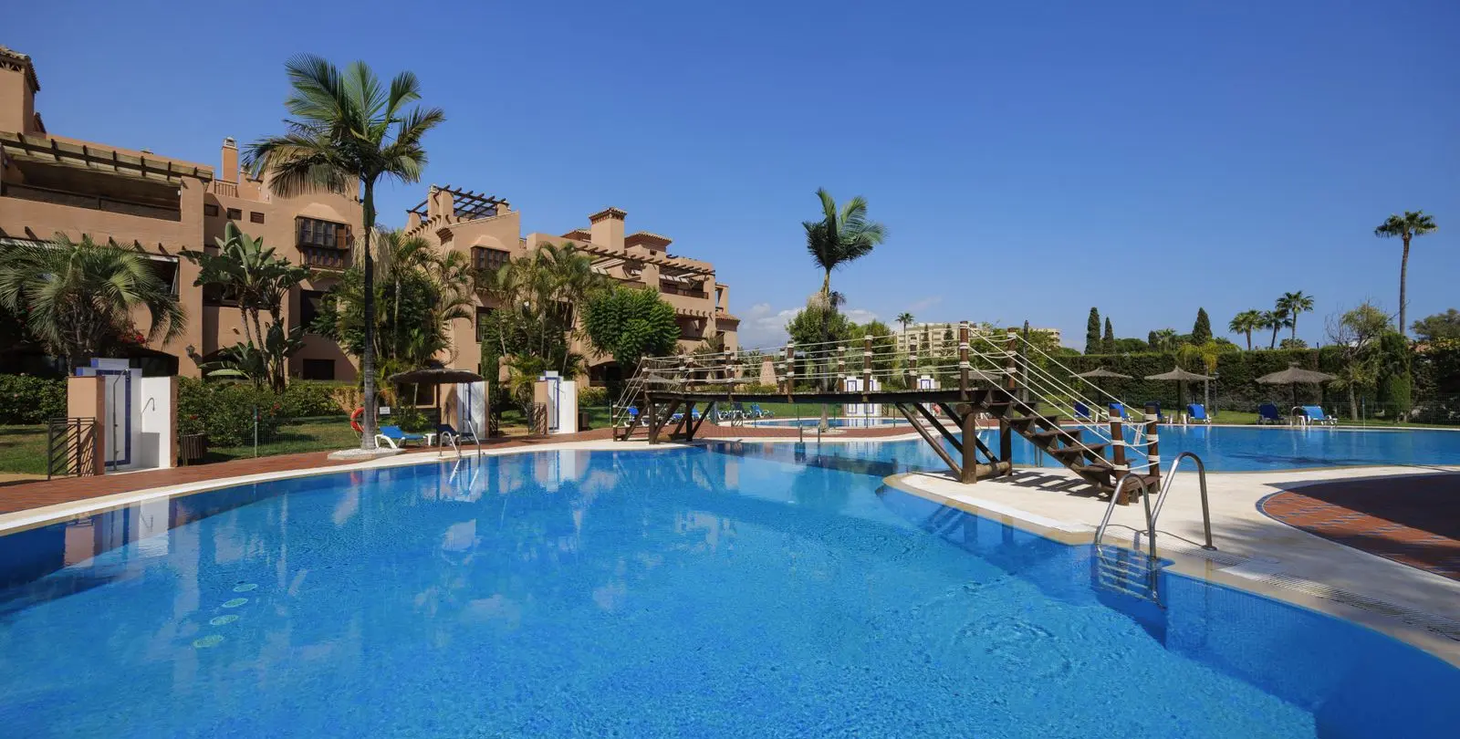 Продажа двухуровневого пентхауса в Estepona 1