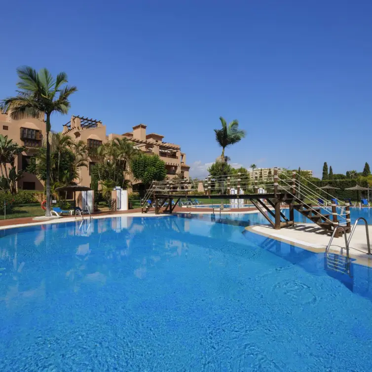 Продажа двухуровневого пентхауса в Estepona