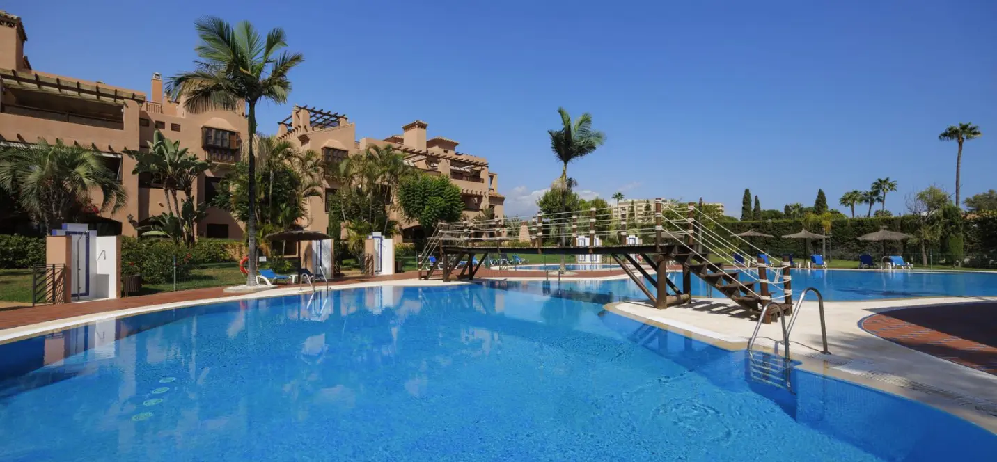 Продажа двухуровневого пентхауса в Estepona 0