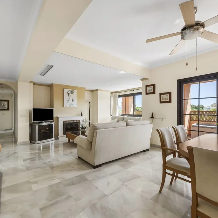 Продажа двухуровневого пентхауса в Estepona