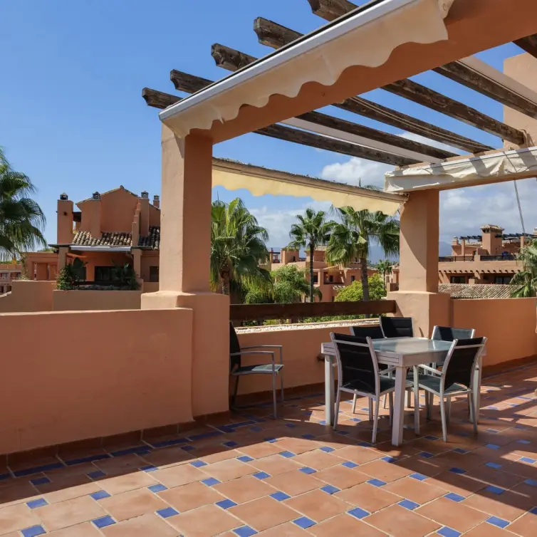 Продажа двухуровневого пентхауса в Estepona