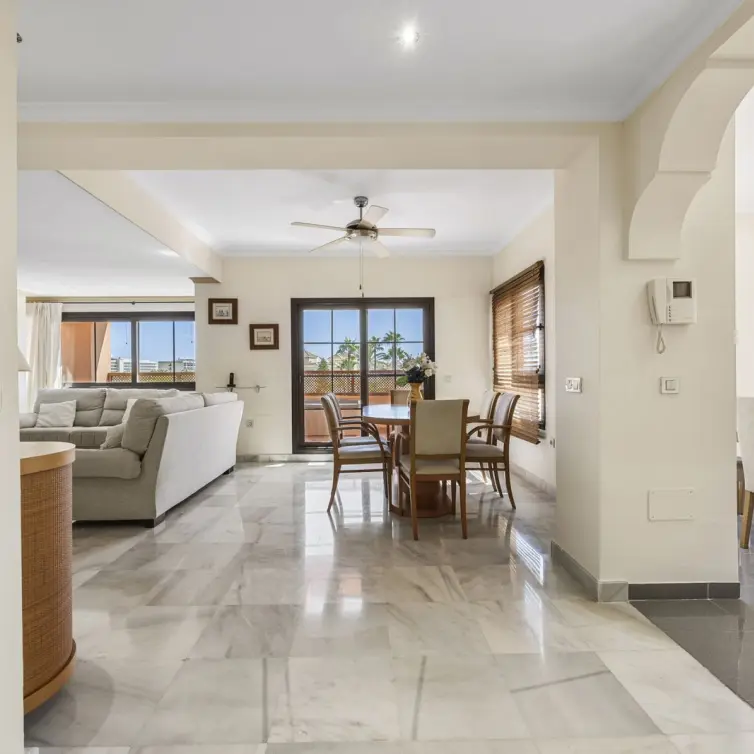 Продажа двухуровневого пентхауса в Estepona