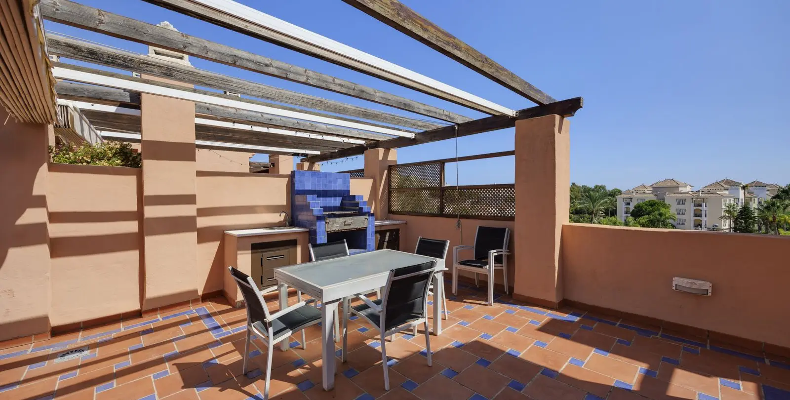 Продажа двухуровневого пентхауса в Estepona 28