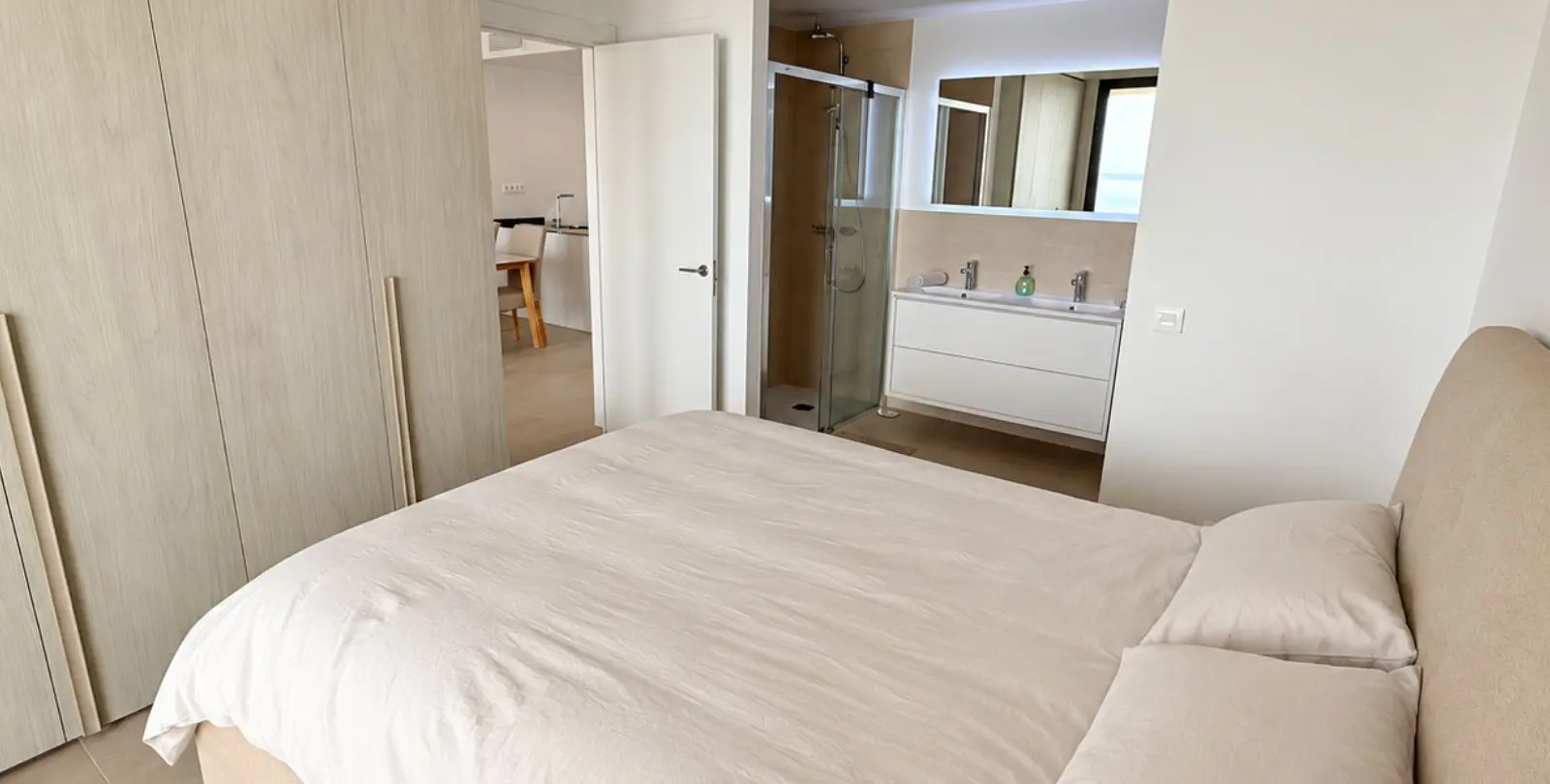 Venta de apartamento en planta media en Higueron 8