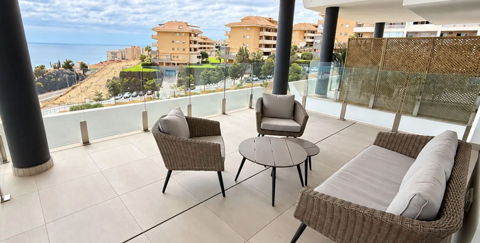 Venta de apartamento en planta media en Higueron 14