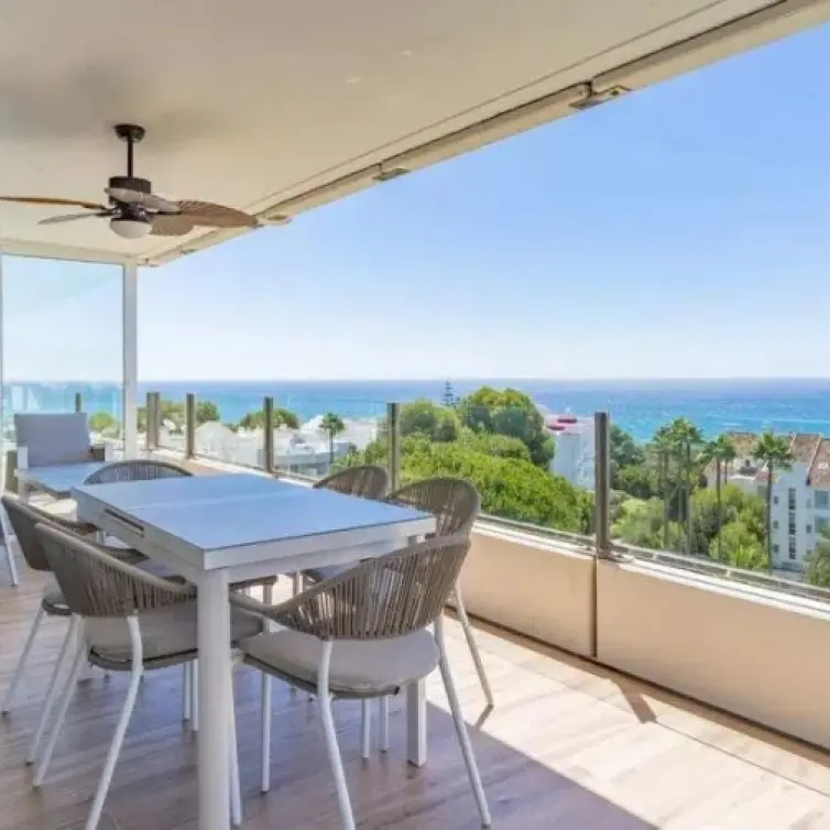 Продажа апартаментов на среднем этаже в Marbella