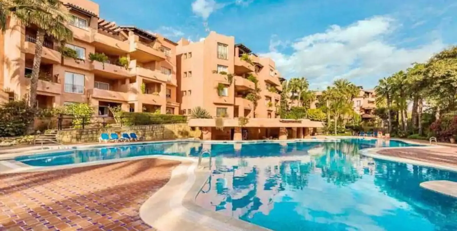 Venta de apartamento en planta media en The Golden Mile 1